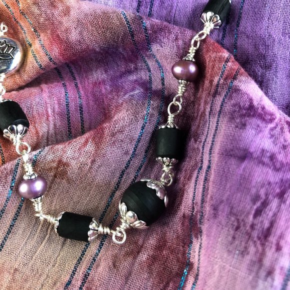 32  3/4" black Tulasi with silver lotus beads and purple pearls - Picture 4 of 11